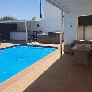 https://fun-family-villa-crazy-golf-course-heated-pool-cocktail.in-canary-islands.com